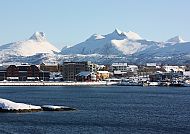 Winterliche Küstenstadt Bodo mit schneebedeckten Bergen im Hintergrund