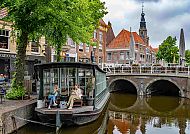 Alkmaar, Idyllische Grachtenszene in Alkmaar mit historischem Charme., Idyllische Grachten und historische Architektur in Alkmaar.