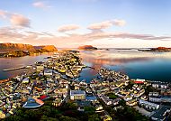 Malerische Küstenstadt Ålesund im Sonnenuntergang.