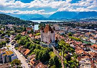Thun im Frühling mit Schloss und Thunersee im Hintergrund.