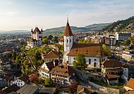 Thun im Frühling, malerische Altstadt mit Schloss und Kirche.