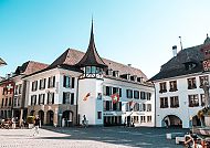 Hotel Krone Außenansicht, Hotel Krone im sonnigen Schweizer Frühling am Thunersee.