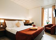 Gemütliches Hotelzimmer mit warmem Licht und moderner Einrichtung