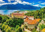 Locarno am Lago Maggiore, Locarno mit Blick auf den Lago Maggiore und die umliegenden Berge., Locarno mit Blick auf Lago Maggiore und malerische Berge.