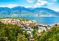 Locarno, Locarno mit Blick auf den Lago Maggiore und die umliegenden Berge.