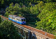Standseilbahn, Standseilbahn durch üppige Landschaft bei Locarno, Lago Maggiore., Standseilbahn über grüne Landschaft bei Locarno, Lago Maggiore.