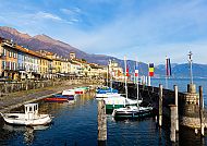 Cannobio, Malerische Uferpromenade in Cannobio am Lago Maggiore., Hafen von Cannobio am Lago Maggiore mit bunten Booten und Häusern.