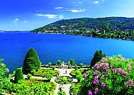 Lago Maggiore, Blühende Gärten am Lago Maggiore mit Blick auf Locarno., Locarno am Lago Maggiore: Malerische Aussicht auf See und Gärten.
