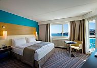 Zimmerbeispiel, Modernes Hotelzimmer mit Seeblick in Montreux.