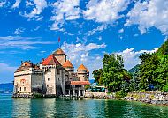 Schloss Chillon am Genfer See unter blauem Himmel