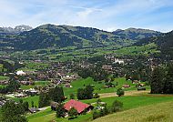 Idyllische Berglandschaft in Gstaad im Herbst.