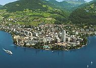 Montreux am Genfer See, umgeben von herbstlichen Bergen.