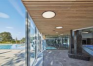 Solebad Bad Wimpfen, Modernes Solebad in Bad Wimpfen mit entspannter Atmosphäre., Modernes Solebad mit Pool und Glasfassade in Bad Wimpfen.