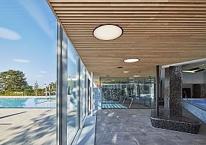 Solebad Bad Wimpfen, Modernes Solebad in Bad Wimpfen mit entspannter Atmosphäre., Modernes Solebad mit Pool und Glasfassade in Bad Wimpfen.