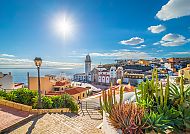 Teneriffa, Sonnige Küstenstadt auf Teneriffa mit Blick aufs Meer., Malerische Küstenstadt auf Teneriffa unter strahlendem Sonnenschein.
