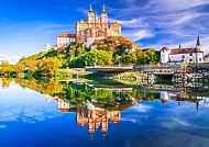 Stift Melk, Stift Melk spiegelt sich majestätisch in der Donau., Stift Melk spiegelt sich majestätisch in der Donau.