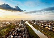Mannheim im Abendlicht mit Blick auf den Neckar.