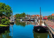 , Malerischer Hafen von Enkhuizen am Ijsselmeer bei strahlendem Wetter., Malerischer Hafen von Enkhuizen am Ijsselmeer bei strahlendem Wetter.