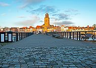 , Lubinius-Kirche in Deventer bei Sonnenuntergang am Ijsselmeer.