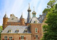 , Märchenhaftes Schloss in Arnheim vor blauem Himmel.