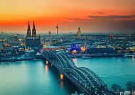 Kölner Dom und Hohenzollernbrücke bei Sonnenuntergang.