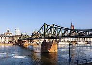 Eiserner Steg in Frankfurt am Main bei klarem Himmel.