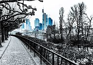 Frankfurt Skyline im Winter, Spazierweg am Mainufer.