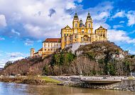 Stift Melk im goldenen Herbst an der Donau.