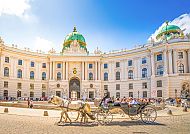 Hofburg Wien im goldenen Herbst, Kutsche vor historischer Kulisse.