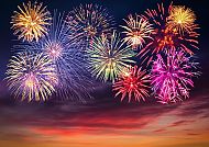 Silvester Feuerwerk, Silvesterzauber: Farbenfrohes Feuerwerk erleuchtet den Nachthimmel.