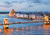 Budapests Parlament und Kettenbrücke bei Abenddämmerung.