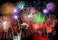Buntes Feuerwerk erleuchtet den Nachthimmel über der Donau.