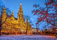 Wiener Rathaus im Winter, festlich beleuchtet bei Abenddämmerung.