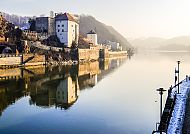 Veste Oberhaus spiegelt sich im winterlichen Donauwasser in Passau.