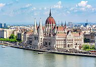 Ungarisches Parlament an der Donau., Ungarisches Parlament an der Donau bei klarem Himmel.