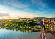 Bratislava Luftbild mit Donau und Burg im Abendlicht.