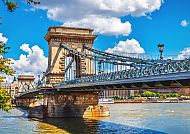 Budapest, Kettenbrücke in Budapest unter blauem Himmel.