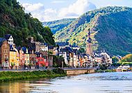 Aussicht auf die Weinstadt Cochem, Bunte Häuser und die Mosel in Cochem, umgeben von grünen Hügeln., Bunte Fachwerkhäuser und Moselblick in Cochem.
