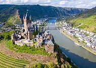 Cochem Reichsburg Cochem, Reichsburg Cochem über der Mosel mit malerischer Landschaft., Reichsburg Cochem über der Mosel in malerischer Landschaft.