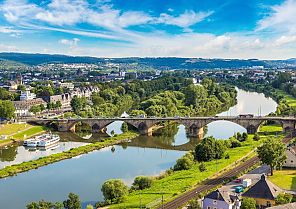 , Blick auf Trier und die Mosel mit Römerbrücke im Sommer., Moselpanorama mit Römerbrücke in Trier, idyllische Flusslandschaft.