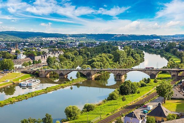 , Blick auf Trier und die Mosel mit Römerbrücke im Sommer., Moselpanorama mit Römerbrücke in Trier, idyllische Flusslandschaft.