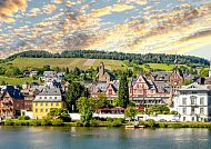 Traben-Trabach, Traben-Trarbach: Malerische Moselansicht mit historischen Gebäuden., Traben-Trarbach: Malerische Stadtansicht am Moselufer bei Sonnenuntergang.