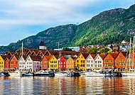 Bergen, Bunte Häuserreihe am Hafen von Bergen vor grüner Bergkulisse., Bunte Häuserzeile in Bergen vor malerischer Bergkulisse.