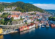 , Blick auf die malerische Altstadt von Bergen am Wasser., Blick auf die malerische Altstadt von Bergen bei sonnigem Wetter.