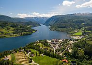 Ulvik, Malerische Aussicht auf Ulvik mit Fjord und grünen Landschaften., Malerische Landschaft von Ulvik mit Fjord und grünen Hügeln.