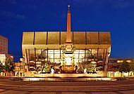 Gewandhaus zu Leipzig und Mendebrunnen bei Nacht