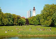 Johannapark in Leipzig, Grüne Idylle im Johannapark Leipzig mit Blick auf die Skyline., Grüne Oase im Johannapark Leipzig mit entspannter Atmosphäre.