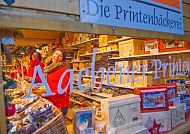 Aachener Printen Genuss an Weihnachten, Aachener Printenbäckerei zur Weihnachtszeit, festlich dekoriert., Weihnachtliche Aachener Printenbäckerei voller Köstlichkeiten.