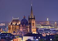 Aachener Dom beleuchtet am Abend, Aachener Dom beleuchtet am Abend, majestätisch über Aachen., Aachener Dom bei Nacht, stimmungsvoll beleuchtet in Abenddämmerung.