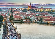 Prag, Prager Burg und Karlsbrücke bei Sonnenuntergang.